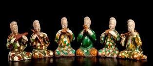 SEI SCULTURE DI MUSICISTI SEDUTI IN CERAMICA CON INVETRIATURA SANCAI
Cina, XX s...