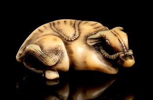 NETSUKE IN CORNO CON BUE SDRAIATO
Giappone, XIX secolo...