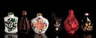 SEI SNUFF BOTTLES IN MATERIALI DIVERSI
Cina, XX secolo...  - Asta Arte asiatica e tribale - Bertolami Fine Art - Casa d'Aste