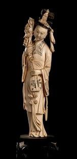 FIGURA FEMMINILE IN AVORIO
Cina, inizio del XX secolo...  - Auction Arte asiatica e tribale - Bertolami Fine Art - Casa d'Aste