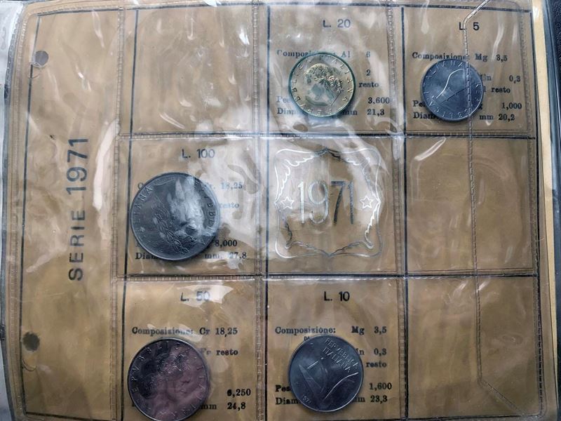 REPUBBLICA ITALIANA. Lotto di n. 16 serie divisionali e argenti dal 1970 al 1980.