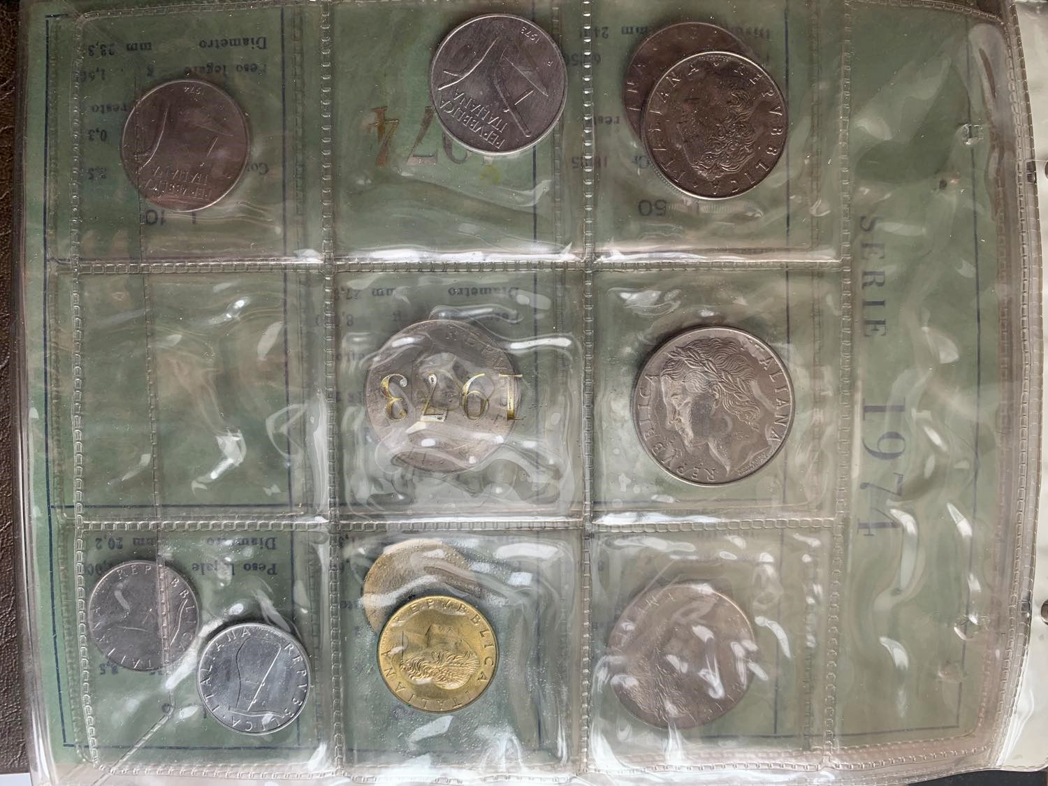 REPUBBLICA ITALIANA. Lotto di n. 16 serie divisionali e argenti dal 1970 al 1980.