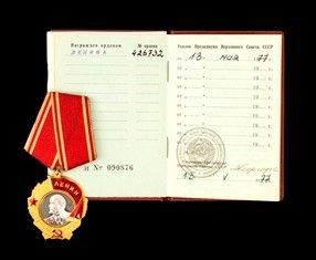 URSS ordine di lenin con libretto di concessione...  - Auction Fashion&Luxury, Memorabilia, Militaria, Medaglie e Ordini Cavallereschi - Bertolami Fine Art - Casa d'Aste