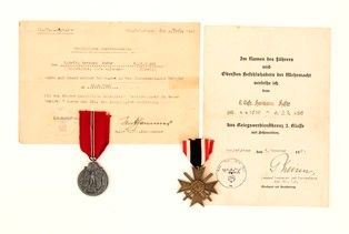 Lotto di due decorazioni
Germania III Reich...  - Auction Fashion&Luxury, Memorabilia, Militaria, Medaglie e Ordini Cavallereschi - Bertolami Fine Art - Casa d'Aste