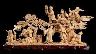 COMPOSIZIONE CON IMMORTALI IN AVORIO
Cina, inizio del XX secolo...