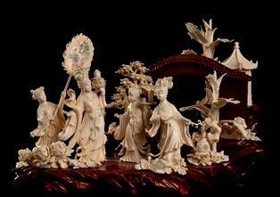 COMPOSIZIONE CON FIGURE FEMMINILI IN AVORIO E LEGNO
Cina, inizio del XX secolo
...