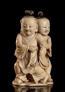 DOPPIA SNUFF BOTTLE IN AVORIO A FORMA DI DUE BAMBINI
Cina, inizio del XX secolo...