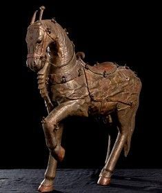 CAVALLO IN LEGNO CON RIVESTIMENTO IN PIASTRA DI RAME
India, XX secolo...  - Auction Arte asiatica e tribale - Bertolami Fine Art - Casa d'Aste