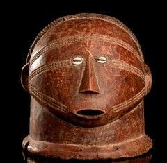 MASCHERA IN LEGNO E CAURI, MUSANGWE
Repubblica Democratica del Congo, Tabwa...  - Asta Arte asiatica e tribale - Bertolami Fine Art - Casa d'Aste