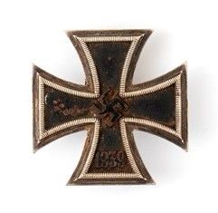 Croce di Ferro di Prima classe con incisione posteriore 1939
Germania III Reich...  - Auction Fashion&Luxury, Memorabilia, Militaria, Medaglie e Ordini Cavallereschi - Bertolami Fine Art - Casa d'Aste