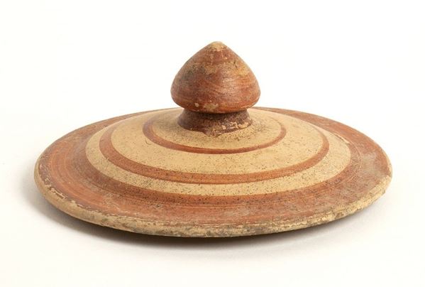 COPERCHIO DI URNA ITALO-GEOMETRICA
VII - VI secolo a.C.
diam. cm 17

Provenienz...