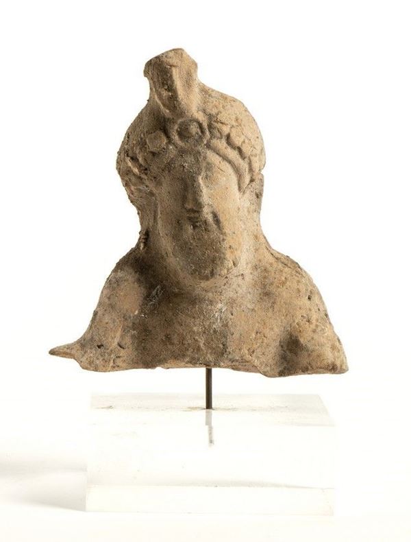 RITRATTO DI DIONISO
Epoca ellenistica
Terracotta, alt. cm 10, con stand cm 13

...