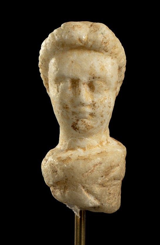 RITRATTO MULIEBRE DA LARARIO
Epoca romana imperiale
Marmo, alt. cm 5,5, con sta...