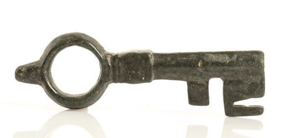 CHIAVE 
Epoca romana
Bronzo, lungh. cm 8

Provenienza
Collezione privata, Roma;...  - Auction Archeologia. Dall' antichità preclassica al Grand Tour - Bertolami Fine Art - Casa d'Aste