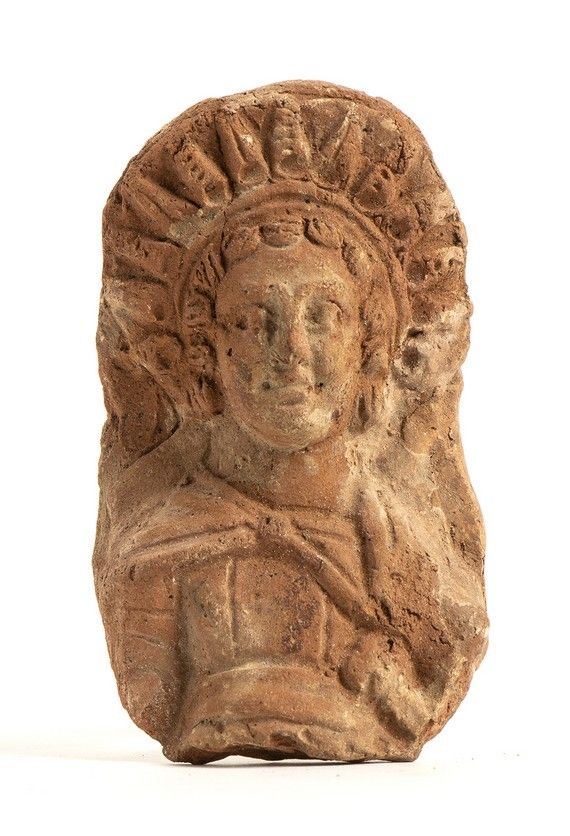 BUSTO DEL SOLE
Epoca romana imperiale, II - III secolo d.C.
Terracotta, alt. cm...
