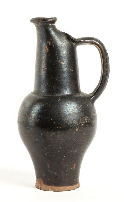 OINOCHOE A CORTOCCIO A VERNICE NERA
Campania, III secolo a.C.
alt. cm 26,5

Int...