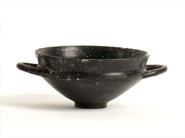 KYLIX ETRUSCA IN BUCCHERO
VII - VI secolo a.C.
diam. vasca cm 12

Provenienza
C...