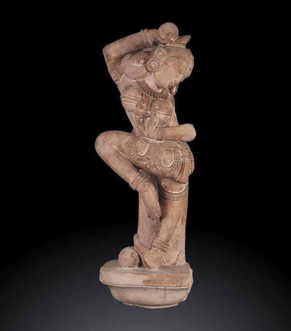 SCULTURA IN PIETRA CON APSARA DANZANTE
India, XII-XIII secolo...  - Auction Arte asiatica e tribale - Bertolami Fine Art - Casa d'Aste