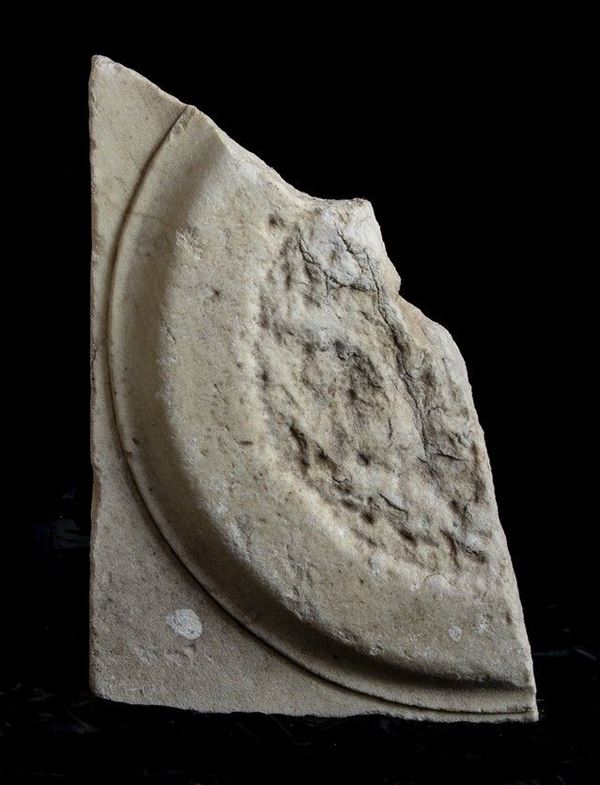 COPERCHIO CON CLIPEO
Epoca romana
Marmo, cm 49 x 34; spess. cm 8-11

Coperchio ...