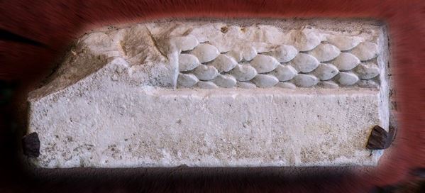 DECORAZIONE ARCHITETTONICA A SQUAME
Epoca romana
Marmo, cm 48 x 18; spess. ca. ...