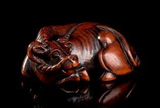 NETSUKE IN LEGNO DI BOSSO CON BUE SDRAIATO
Giappone, periodo Edo, XIX secolo
...  - Asta Arte asiatica e tribale - Bertolami Fine Art - Casa d'Aste