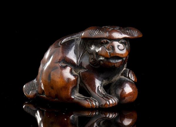 NETSUKE IN LEGNO DI BOSSO CON SHISHI
Giappone, XIX secolo...  - Asta Arte asiatica e tribale - Bertolami Fine Art - Casa d'Aste