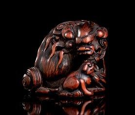 NETSUKE IN LEGNO DI BOSSO CON SHISHI
Giappone, periodo Edo, prima metà del XIX ...  - Asta Arte asiatica e tribale - Bertolami Fine Art - Casa d'Aste