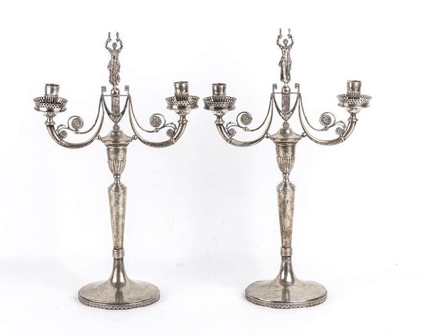 Coppia di candelabri Italiani in argento - Firenze anni '50 del XX Secolo, arge...  - Asta Gioielli, orologi, argenti, antichi avori, icone e altri oggetti d'arte e da collezione. Dal lotto 458: le creazioni in perle, coralli e altre pietre preziose dell'azienda Mondial Coral di Torre del Greco - Bertolami Fine Art - Casa d'Aste