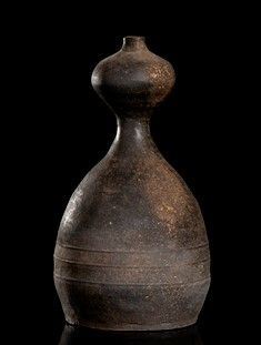 BOTTIGLIA A ZUCCA IN CERAMICA NERA
Corea, dinastia Goryeo, XII-XIII secolo...  - Asta Arte Asiatica, Africana e Precolombiana - Bertolami Fine Art - Casa d'Aste