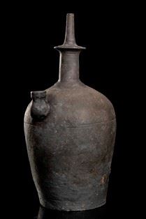 A BLACK STONEWARE EWER, CHONGBYONG<  (Corea...)  - Auction Asian and Tribal Art - Bertolami Fine Art - Casa d'Aste