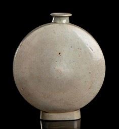 FIASCA CIRCOLARE IN CERAMICA CON INVETRIATURA CÉLADON
Corea, dinastia Joseon, X...  - Asta Arte Asiatica, Africana e Precolombiana - Bertolami Fine Art - Casa d'Aste