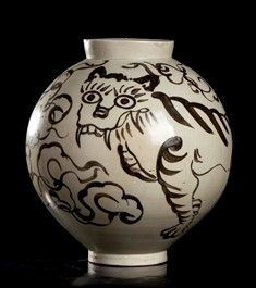 GIARA IN CERAMICA INVETRIATA CON DECORO A SMALTO BRUNO
Corea, XX secolo...  - Asta Arte Asiatica, Africana e Precolombiana - Bertolami Fine Art - Casa d'Aste