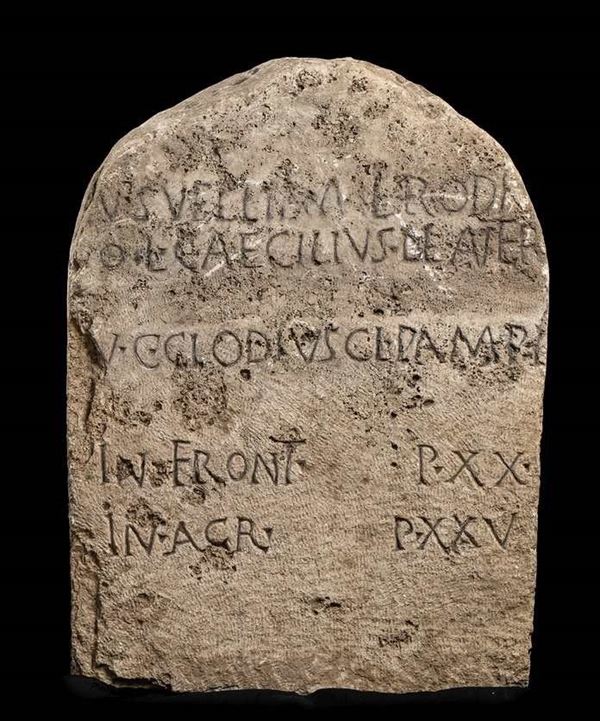 STELE FUNERARIA
Epoca romana tardo repubblicana
Travertino, cm 66 x 49,5; spess...