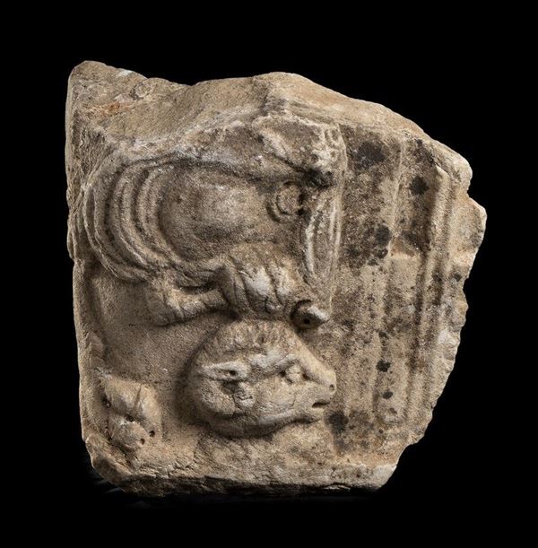 ANGOLARE DI SARCOFAGO
Epoca romana imperiale
Marmo, cm 38 x 34 x 36

Angolare d...