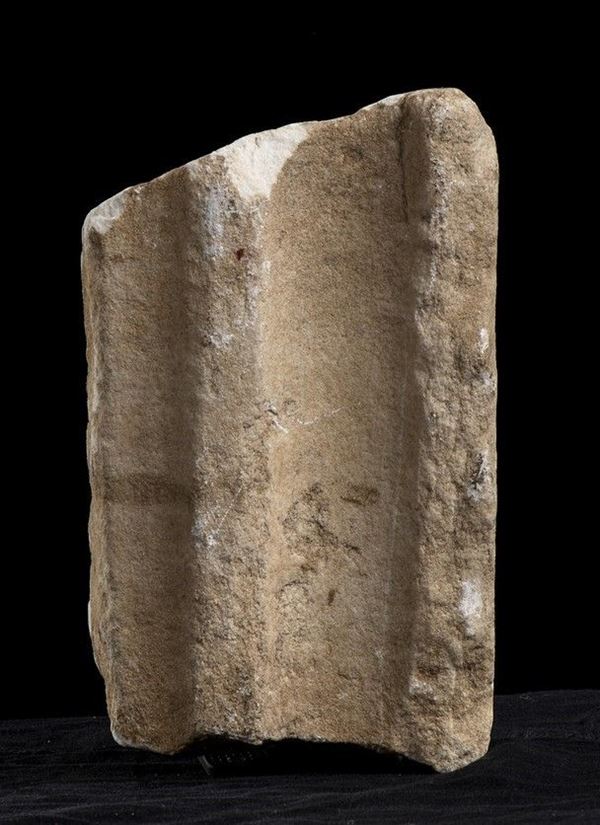 ANGOLO DI LESENA SCANALATA
Epoca romana
Marmo, cm 18 x 10,5

Provenienza
Collez...  - Auction Archeologia. Dall' antichità preclassica al Grand Tour - Bertolami Fine Art - Casa d'Aste