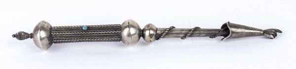 Yad Torah Pointer Russo in argento - XX Secolo...  - Auction Gioielli, orologi, argenti, antichi avori, icone e altri oggetti d'arte e da collezione. Dal lotto 458: le creazioni in perle, coralli e altre pietre preziose dell'azienda Mondial Coral di Torre del Greco - Bertolami Fine Art - Casa d'Aste