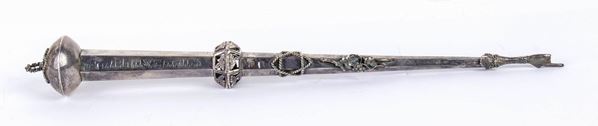 Yad Torah Pointer Russo in argento - XX Secolo...  - Asta Gioielli, orologi, argenti, antichi avori, icone e altri oggetti d'arte e da collezione. Dal lotto 458: le creazioni in perle, coralli e altre pietre preziose dell'azienda Mondial Coral di Torre del Greco - Bertolami Fine Art - Casa d'Aste