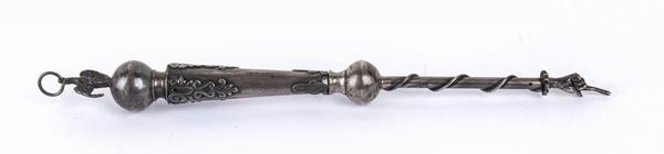 Yad Torah Pointer Russo in argento - XX Secolo...  - Auction Gioielli, orologi, argenti, antichi avori, icone e altri oggetti d'arte e da collezione. Dal lotto 458: le creazioni in perle, coralli e altre pietre preziose dell'azienda Mondial Coral di Torre del Greco - Bertolami Fine Art - Casa d'Aste