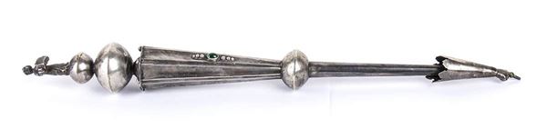 Yad Torah Pointer Russo in argento - XX Secolo...  - Auction Gioielli, orologi, argenti, antichi avori, icone e altri oggetti d'arte e da collezione. Dal lotto 458: le creazioni in perle, coralli e altre pietre preziose dell'azienda Mondial Coral di Torre del Greco - Bertolami Fine Art - Casa d'Aste