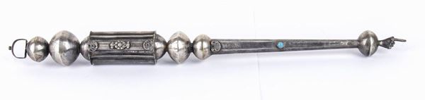 Yad Torah Pointer Russo in argento - XX Secolo...  - Asta Gioielli, orologi, argenti, antichi avori, icone e altri oggetti d'arte e da collezione. Dal lotto 458: le creazioni in perle, coralli e altre pietre preziose dell'azienda Mondial Coral di Torre del Greco - Bertolami Fine Art - Casa d'Aste