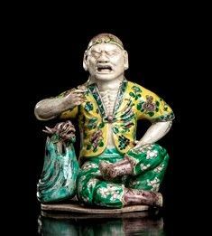 SCULTURA IN PORCELLANA 'FAMIGLIA VERDE' CON XIANLONG LOHAN
Cina, dinastia Qing,...