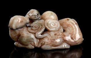 GRUPPO IN GIADA CREMA E MARRONE SCURO CON TRE ARIETI E FUNGHI LINGZHI
Cina, XVI...