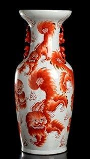 GRANDE VASO A BALAUSTRO IN PORCELLANA CON DECORO DI LEONI BUDDHISTI IN ROSSO DI...  - Auction Arte asiatica e tribale - Bertolami Fine Art - Casa d'Aste