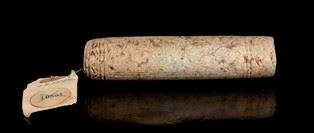 PENDENTE IN GIADA IN STILE ARCAICO