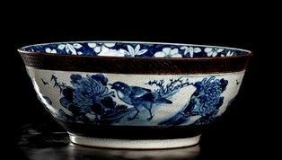 GRANDE BACILE IN PORCELLANA 'BIANCO E BLU'
Cina, dinastia Qing, XIX secolo...