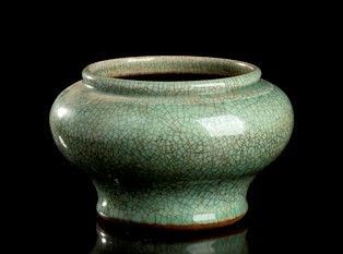 GIARA IN CERAMICA CON INVETRIATURA CÉLADON
Cina, XIX-XX secolo...  - Asta Arte asiatica e tribale - Bertolami Fine Art - Casa d'Aste