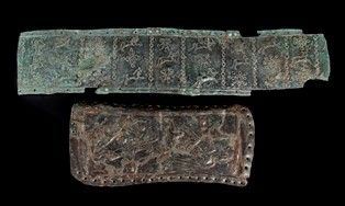 DUE PLACCHE IN METALLO SBALZATO E INCISO
Iran...  - Asta Arte Asiatica, Africana e Precolombiana - Bertolami Fine Art - Casa d'Aste