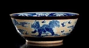 GRANDE BACILE IN PORCELLANA 'BIANCO E BLU'
Cina, dinastia Qing, XIX secolo...
