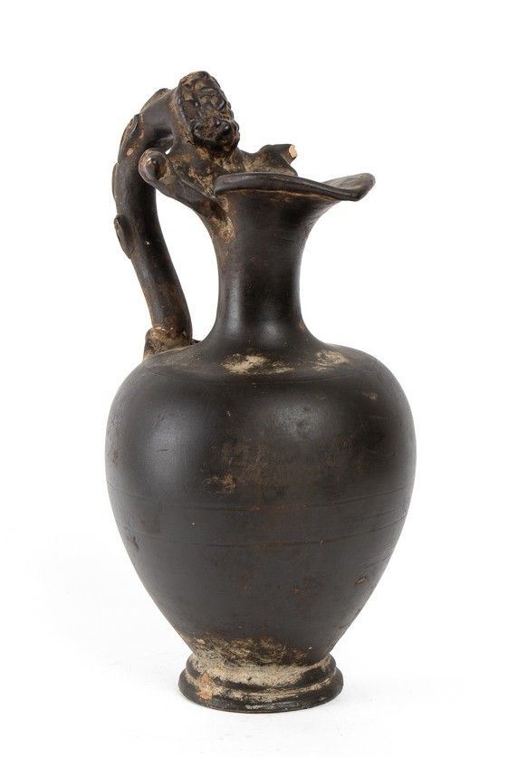 OINOCHOE A VERNICE NERA CON ANSA DECORATA
Campania, IV - III secolo a.C.
alt. c...