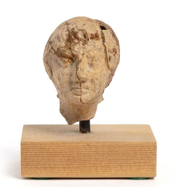 RITRATTO MASCHILE DA LARARIO
Epoca romana
Terracotta, alt. cm 5,5

Molto restau...